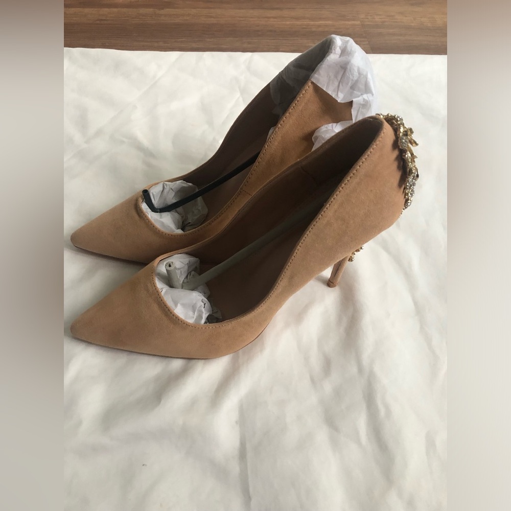 VIGO FIORE RHINESTONE DETAILED PUMPS 👠